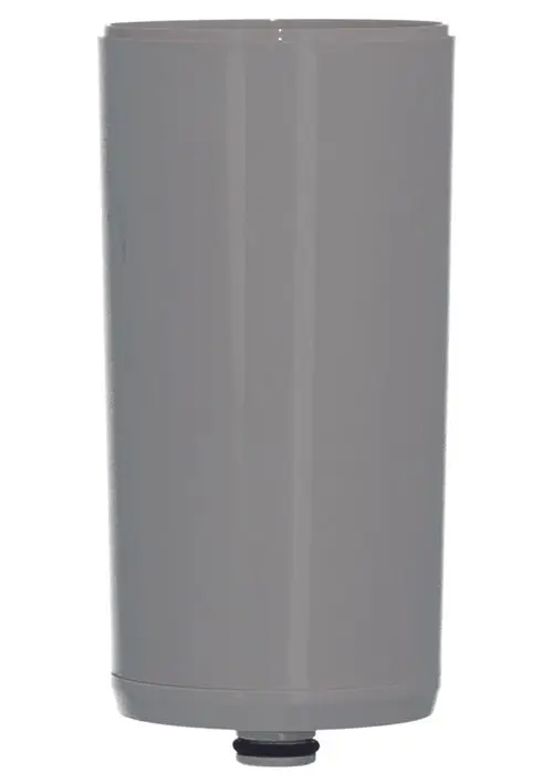 Grauer, zylindrischer Filter mit einem an der Unterseite sichtbaren Anschluss. Produkt von Judo, möglicherweise zur Verwendung in Wasseraufbereitungssystemen.